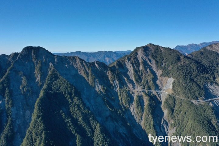 圖片7.-《迴轉生命的脈動-玉山南橫行》劇照:關山嶺山及南橫公路。 圖片7. 《迴轉生命的脈動-玉山南橫行》劇照:關山嶺山及南橫公路。