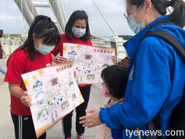 圖:社子國小六年級學生i鄉推播客課程以自製地圖向遊客介紹家鄉 圖:社子國小六年級學生i鄉推播客課程以自製地圖向遊客介紹家鄉