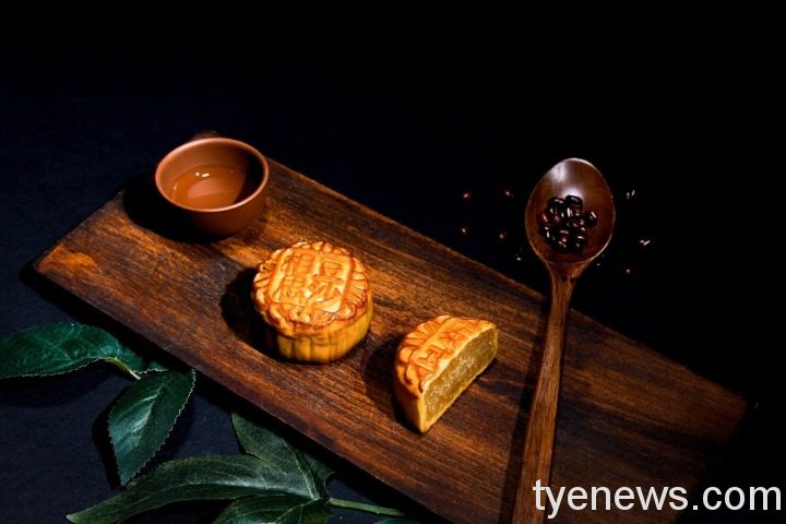 「2022臺灣餅」甄選開始 美好記憶漫遊餅藝中 6 high angle shot mooncakes wooden surface 181624 38913