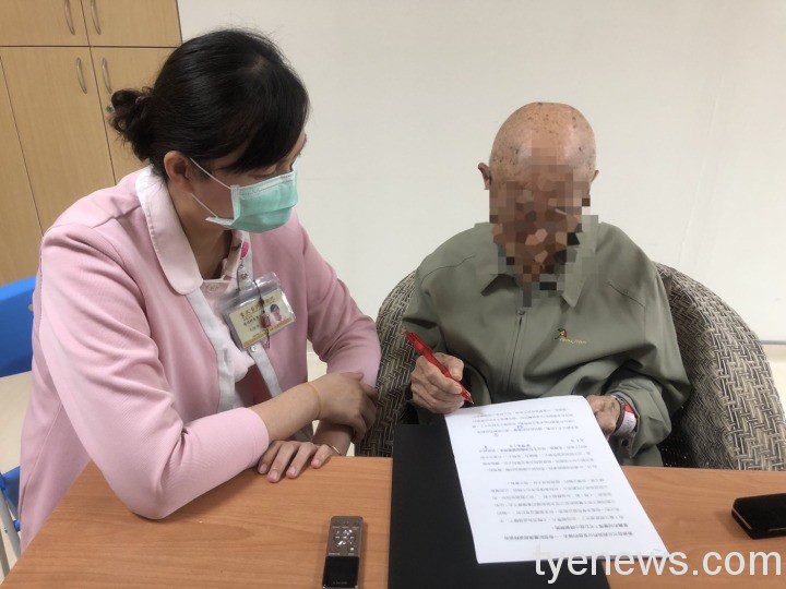 北榮桃「尊嚴療法」榮民攝影師安詳離世 留下生命之書 15 2 12