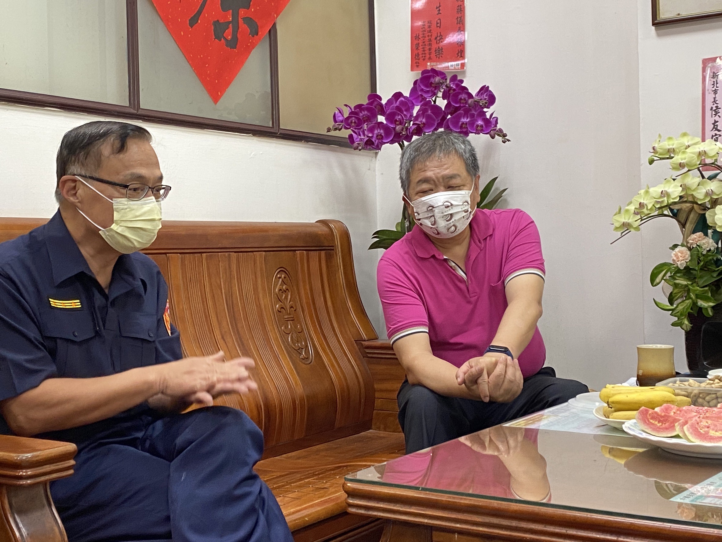 圖片說明:新北巿議長蔣根煌(右)關心民眾最在乎的疫調及快篩如何執行。(記者戴昱弘翻攝)