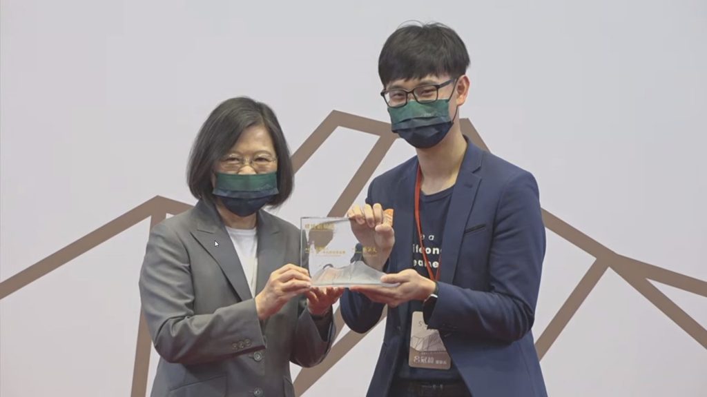 財團法人均一平台教育基金會獲得團體獎,董事長呂冠緯接受總統蔡英文頒獎