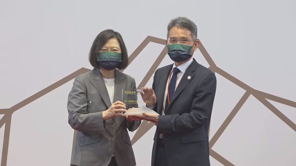 得獎者「經濟部水利署」獲得團體獎,署長賴建信接受總統蔡英文頒獎