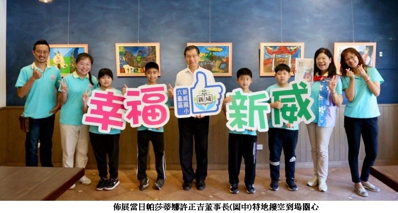 可能是 9 個人、大家站著和文字的圖像