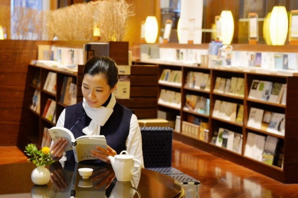今年一月起靜思書軒商品在東森購物網上架販售,包含環保日用品、天然素食食品、書籍等250項商品,歡慶母親節,靜思書軒加碼推出全館85折起優惠,東森幣最高現折8%,滿額再送靜思袋茶、限量品茗陶瓷杯。