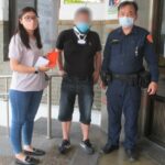 ▲領有殘障手冊的張姓民眾一家因病生活陷入困境,月星社會福利慈善事業基金會襄助急難救助金 (圖/台中市警察局 提供)