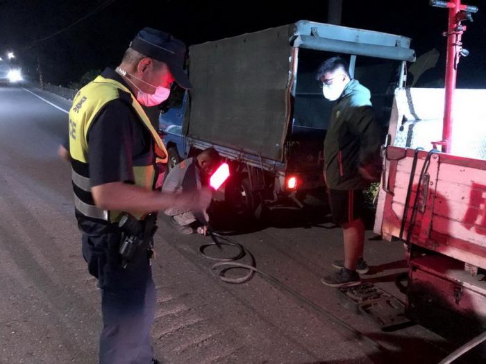 小貨車夜間爆胎無助 旗山警即時伸援解危