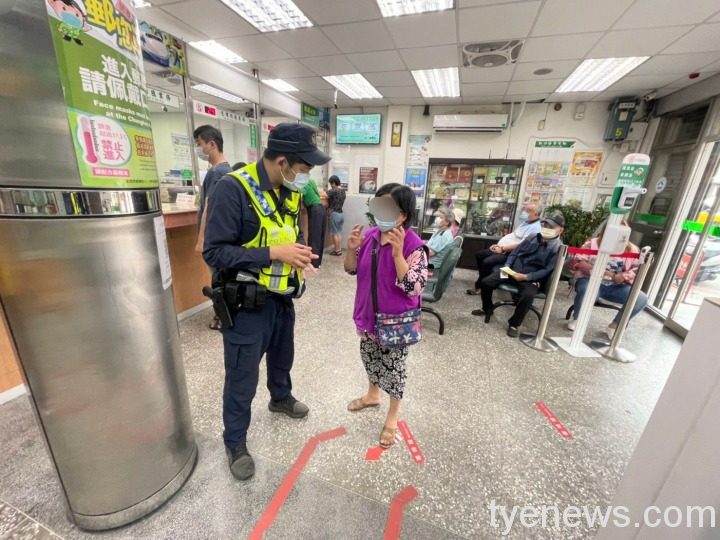 352682 員警耐心向婦人勸說,婦人方才驚覺受騙上當。圖:民眾提供