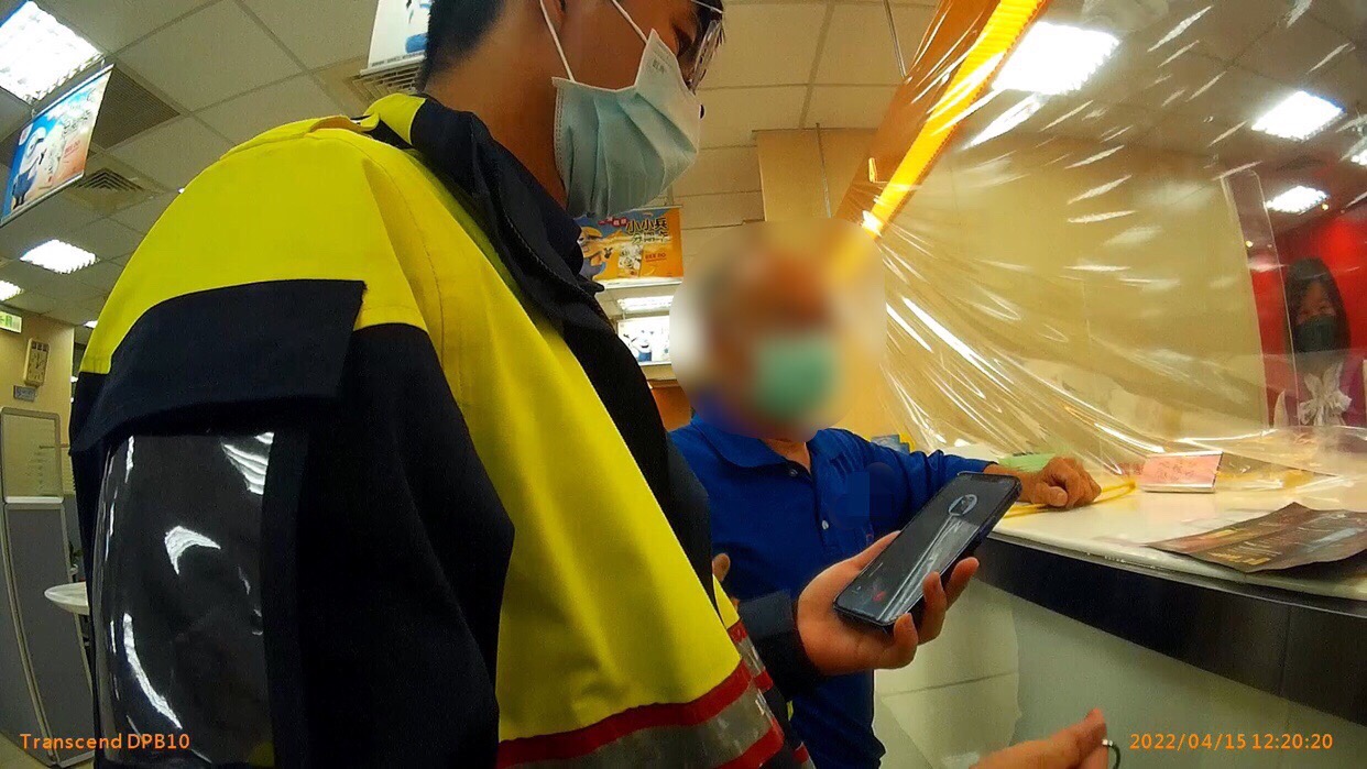 圖片說明:積穗所員警簡正欣、許哲綱成功阻詐逾台幣93萬。(記者馬治薇翻攝)