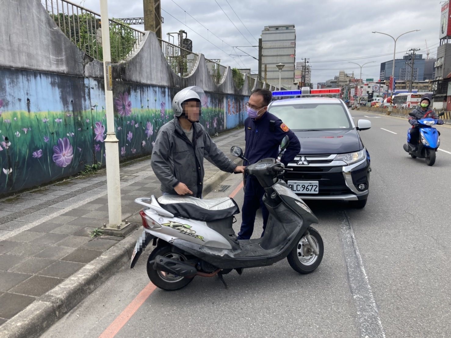 圖片說明:社后所員警巡邏盤查一男子,意外發現竊車賊。(記者馬治薇翻攝)