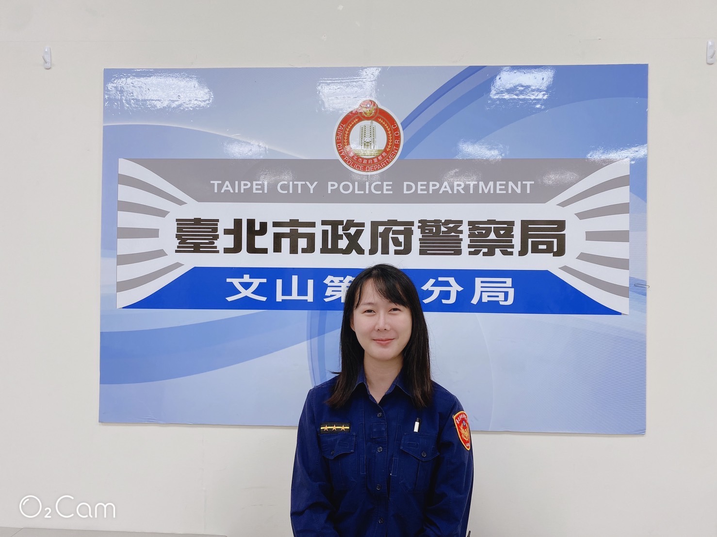 圖片說明：景美派出所警員林嘉縈關懷疑似詐騙民眾。（記者趙靜姸翻攝） 