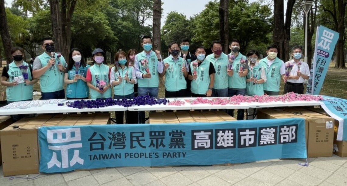 高市民眾黨參選人及幹部獻上萬朵康乃馨 致敬勞工與母親