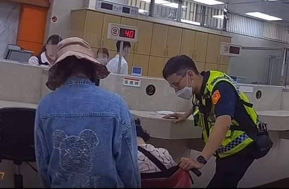 ▲員警發現自稱英國人的「未婚夫」,照片卻是亞洲人,又用簡體中文,明顯是詐騙,老婦在勸說下才打消匯款念頭 (圖/苗栗縣警察局 提供)