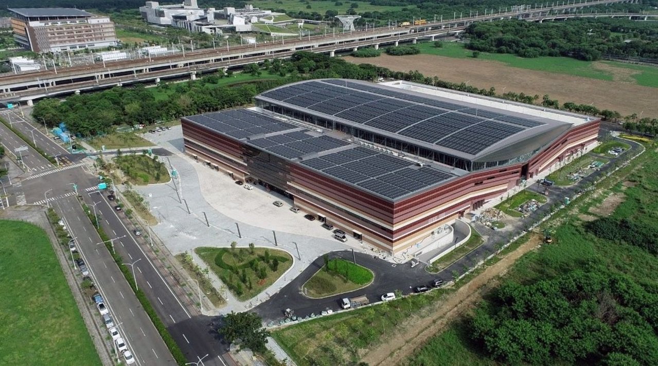 新建的「大臺南會展中心」被定位為綠色智慧展覽館,連結周邊的「沙崙智慧綠能科學城」...