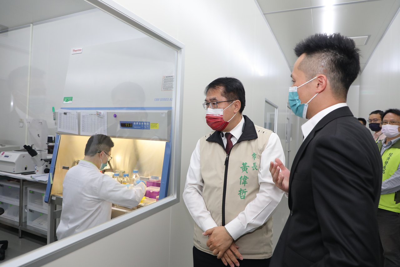 偉喬生醫執行長鄭又瑋(右)親自為市長黃偉哲做簡報。 市政府/提供