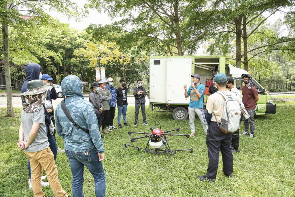 南華大學辦理「無人機多元應用暨專業飛手培訓班」,張羣彬講師解說操作植保無人機之注意事項及教導操作技巧。