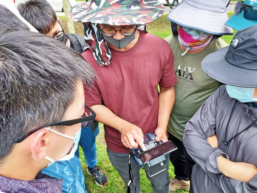 南華大學辦理「無人機多元應用暨專業飛手培訓班」,助教示範如何操作植保無人機。