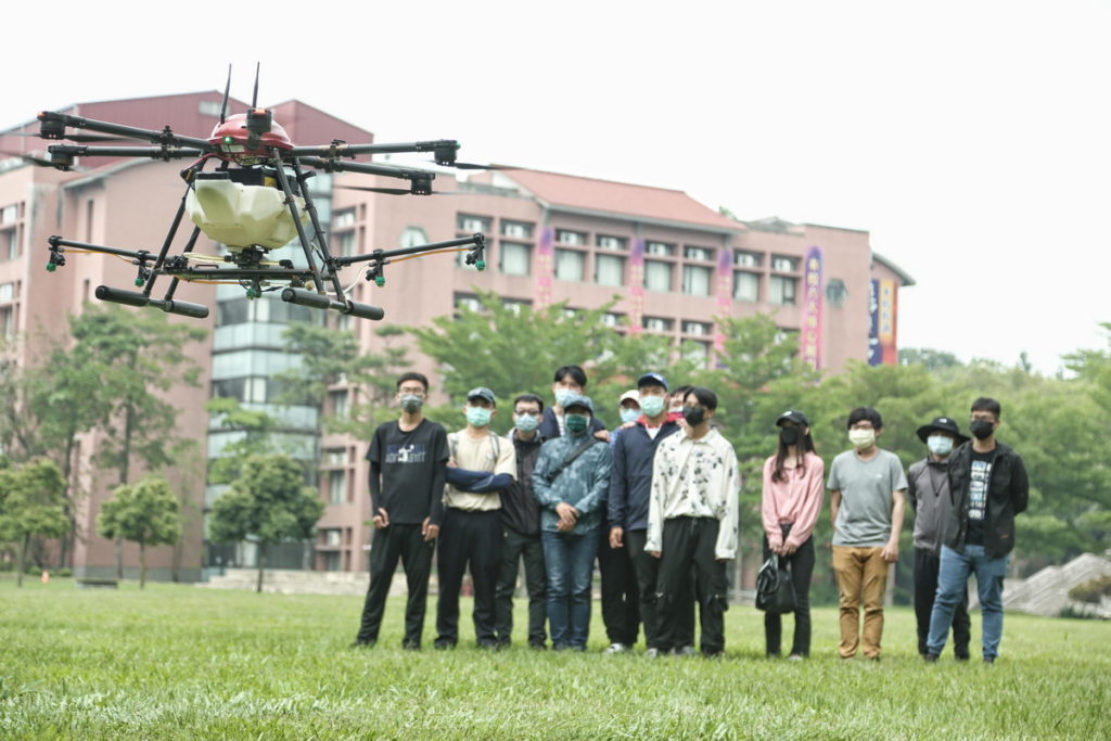 南華大學辦理「無人機多元應用暨專業飛手培訓班」,學員與講師一同合影。
