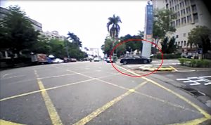 警車停等紅燈遭拍窗 即刻救援往醫院