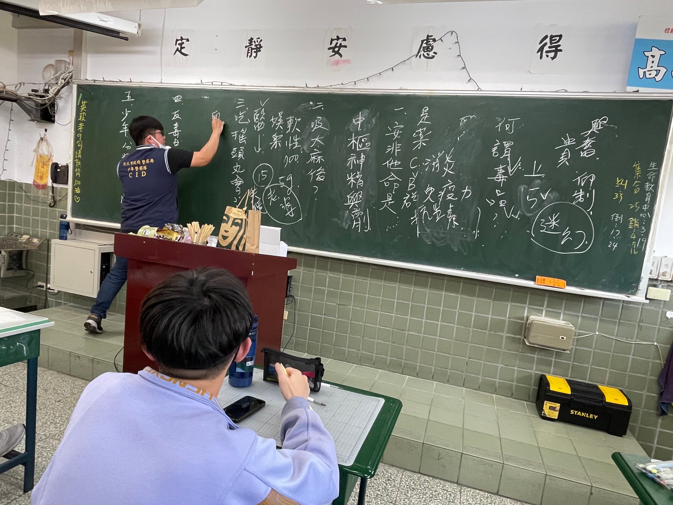 圖片說明:新北警少年隊為強化校園反毒宣導,進入學校化身老師。(記者馬治薇翻攝)