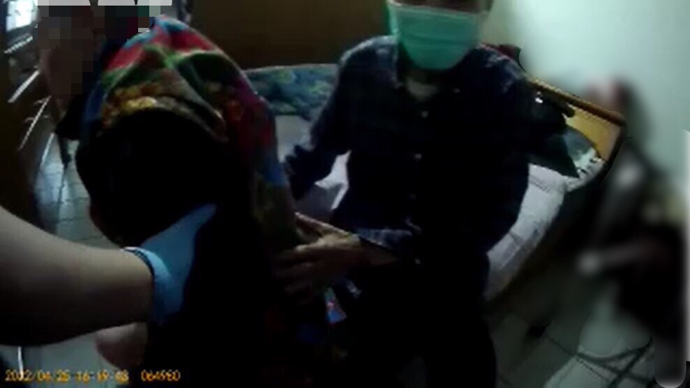 圖片說明:積穗所員警葉冠漳至長輩家中協助。(記者馬治薇翻攝)