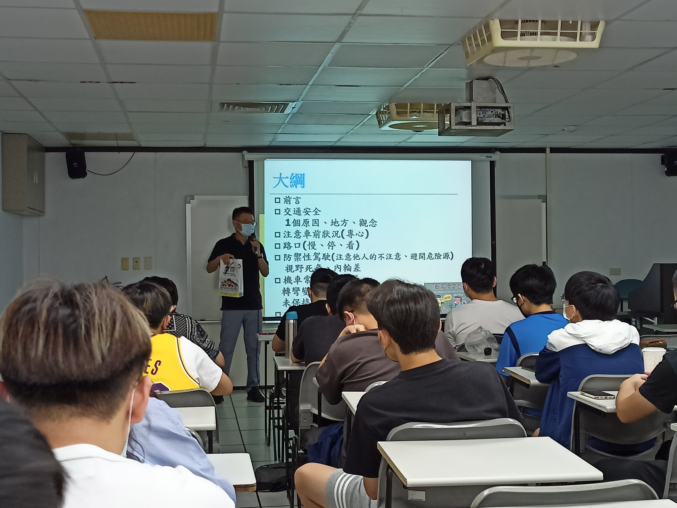 圖片說明:文山第一分局至世新大學宣導交通安全意識。(記者趙靜姸翻攝)