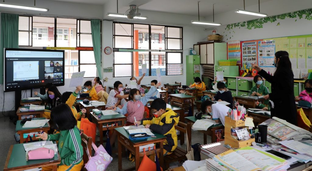 景新國小班上部分學生進行居家隔離採分流授課的班級