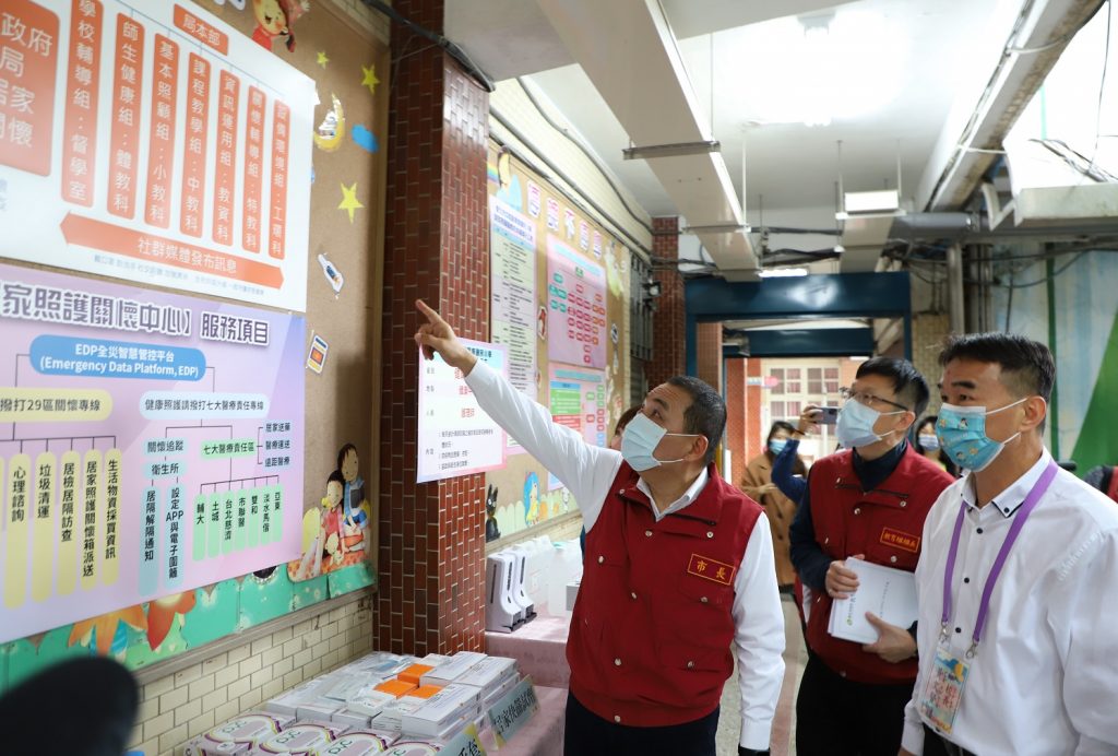 侯友宜視察景新國小示範健康、心理及學習關懷3項目