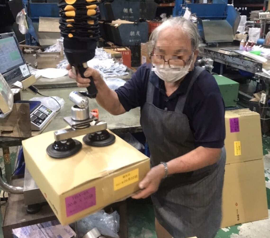 幫助70樂齡作業員輕鬆搬重物 高市勞工局做到了