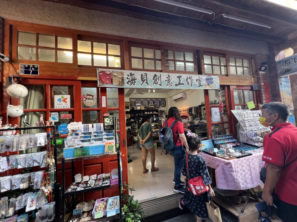 位於施琅祠斜對面的海貝創意工作室,都是海貝藝術品和寶石藝術品