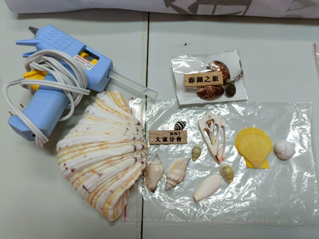 貝殼藝術手作DIY課程,非常受到觀光客的喜愛,還可以客製化自己公司名稱或自己名字(相片提供:BNI大家分會)