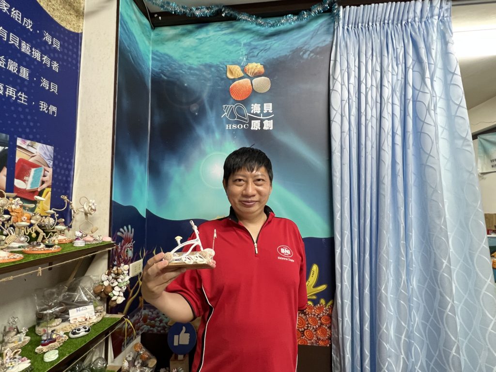 海貝創意工作室貝殼藝術家黃柏齊展示他用海廢品創作的藝術品