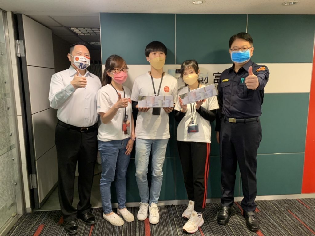 樹林分局分局長趙家輝為感謝金融機構與警方通力合作,親自至轄內中國信託銀行、國泰世華銀行及樹林郵局頒獎