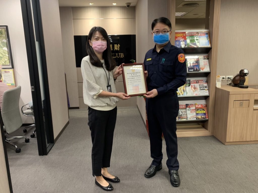 樹林分局分局長趙家輝為感謝金融機構與警方通力合作,親自至轄內中國信託銀行、國泰世華銀行及樹林郵局頒獎