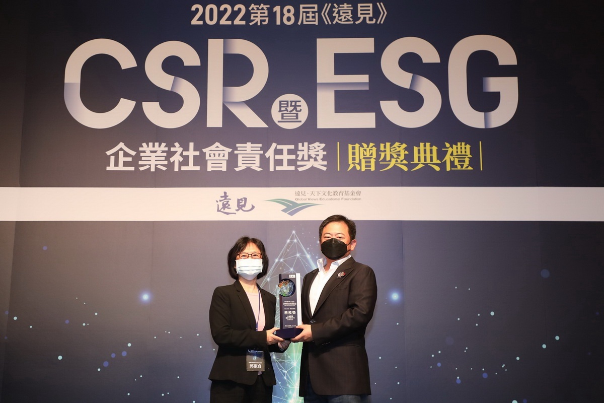 六福旅遊集團今（5⁄3）勇奪CSR暨ESG獎，由金管會副主委 邱淑貞(左)致贈獎項予集團副董事長 賴振融(右)，為歷年首次獲獎的觀光業者。(圖／遠見提供)