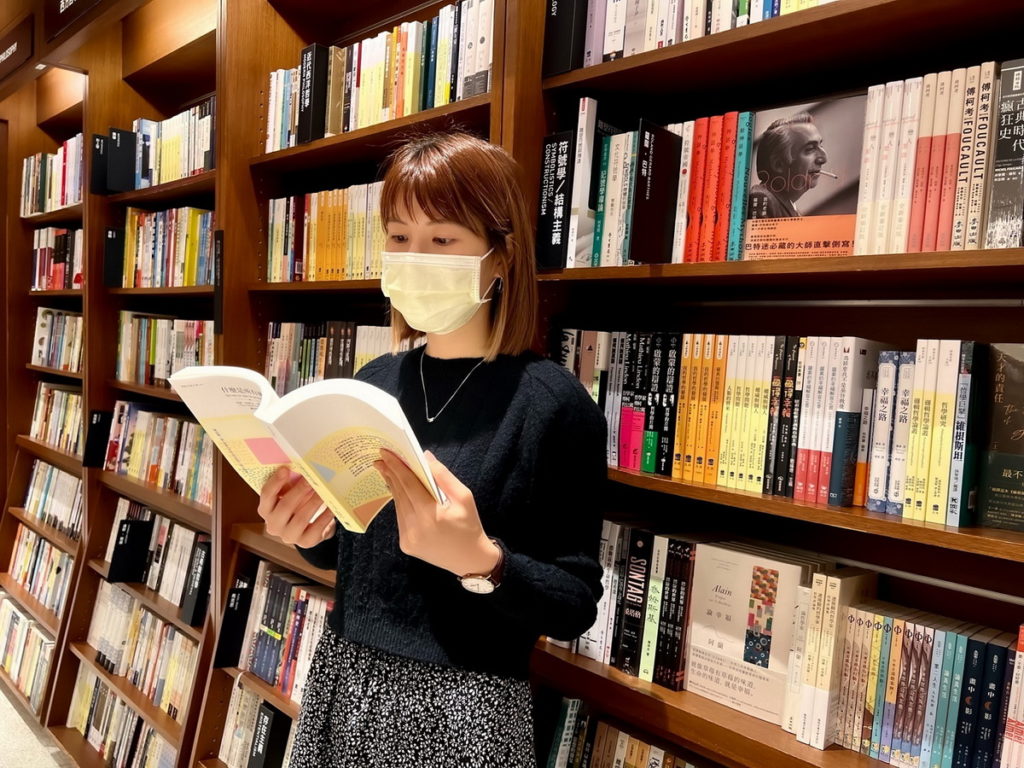 誠品書店5月起擴大邀請白卡會員(下載誠品人APP即可加入)購書皆享月讀一冊77折