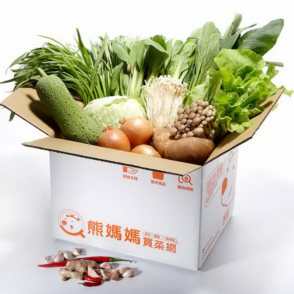 疫情升溫，熊媽媽買菜網為了服務民眾無接觸採買需求，推出產地直送「防疫蔬菜箱」包含新鮮蔬菜、根莖瓜果類、菇類、辛香調味類蔬菜，讓民眾可料理不同菜色，原價550元，優惠價450元。