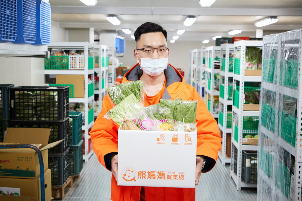 疫情升溫，熊媽媽買菜網為了服務民眾無接觸採買需求，推出產地直送「防疫蔬菜箱」包含新鮮蔬菜、根莖瓜果類、菇類、辛香調味類蔬菜，讓民眾可料理不同菜色，原價550元，優惠價450元。