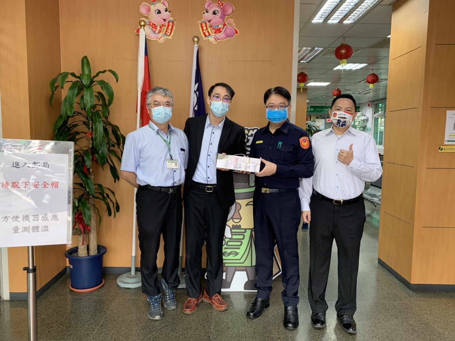 圖片說明:樹林分局長趙家輝親自至銀行感謝行員機警阻詐。(記者宋紹誠翻攝)