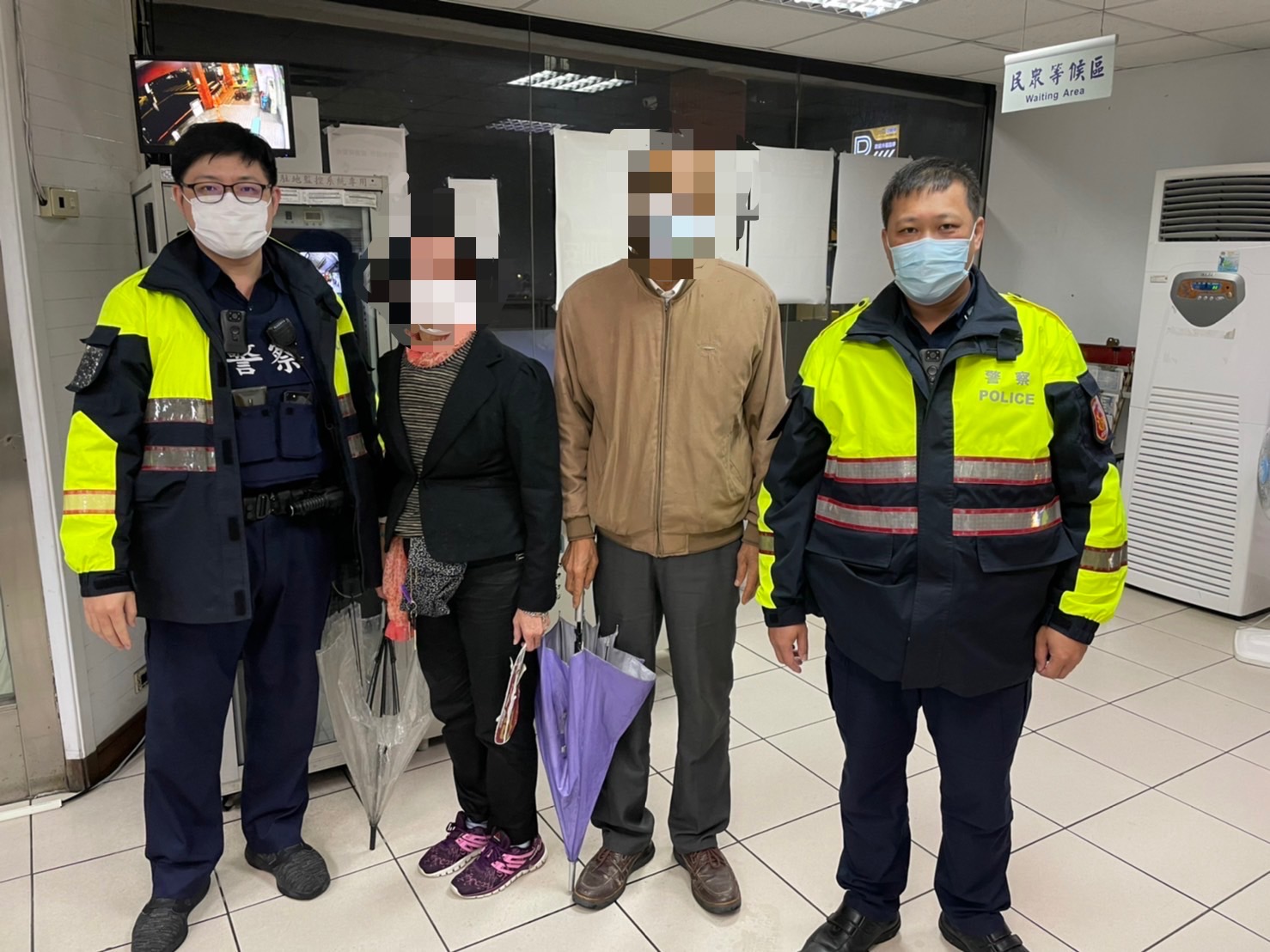 圖片說明;文聖所巡邏員警葉明儒、林瀚邦日前接獲報案有老人走失,通知其丈夫陳男將劉婦帶返家。(記者馬治薇翻攝)