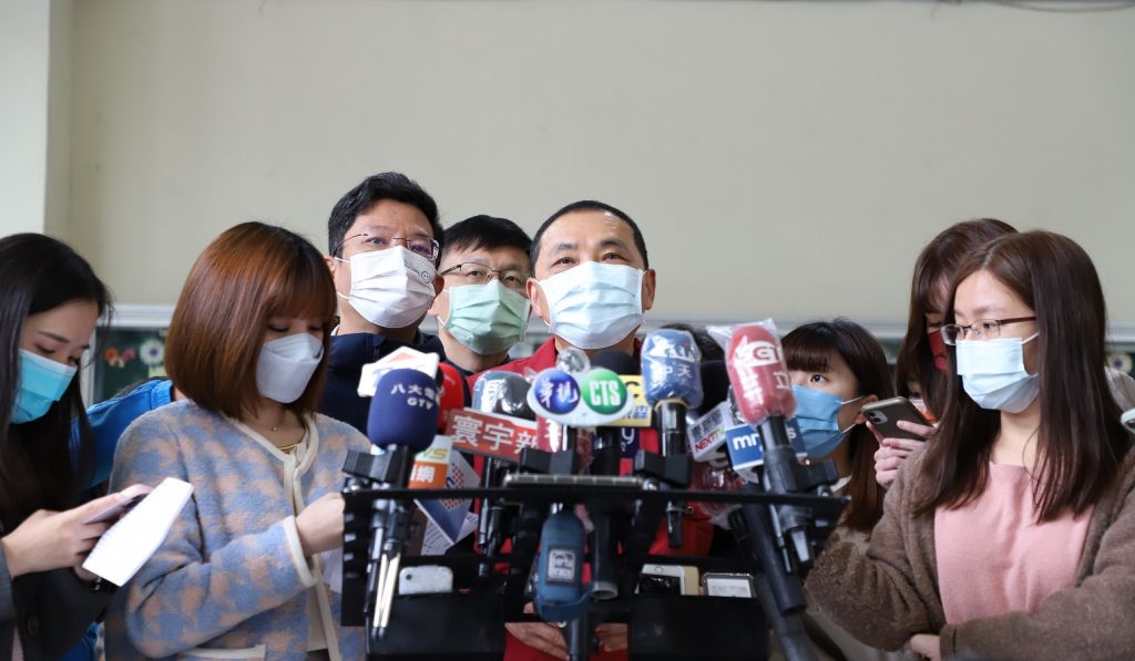 市長侯友宜今日到先行學校頂溪國小,關心兒童疫苗接種作業,提醒師生須留意孩子接種後健康情形