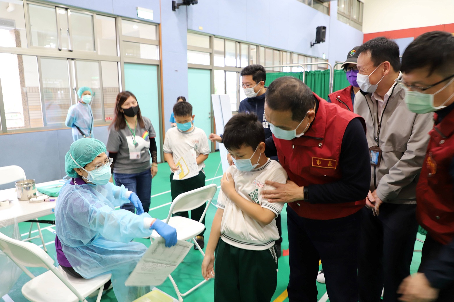新北市校園莫德納兒童疫苗接種 頂溪國小先行開打 侯友宜到校關心學生