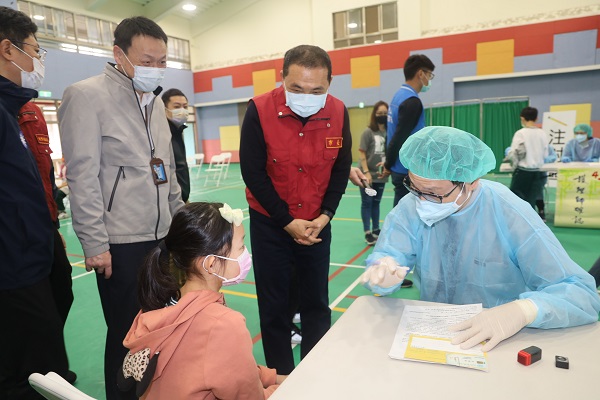 市長沿著動線視察,在評估區關心孩子施打疫苗情況