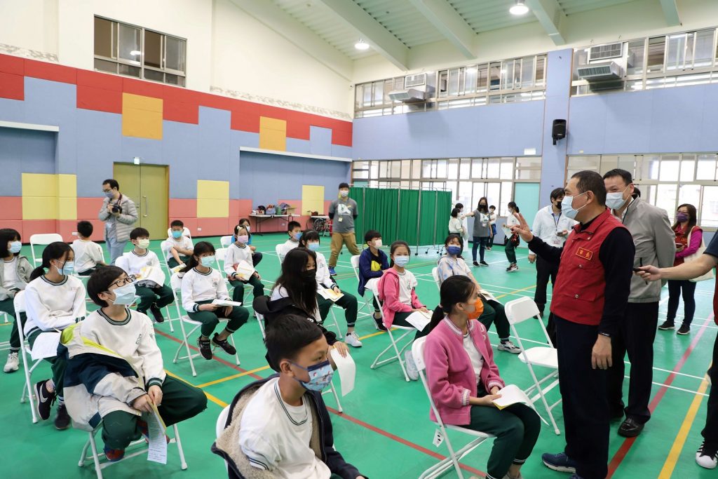 市長視察休息觀察區,安撫孩童放鬆心情