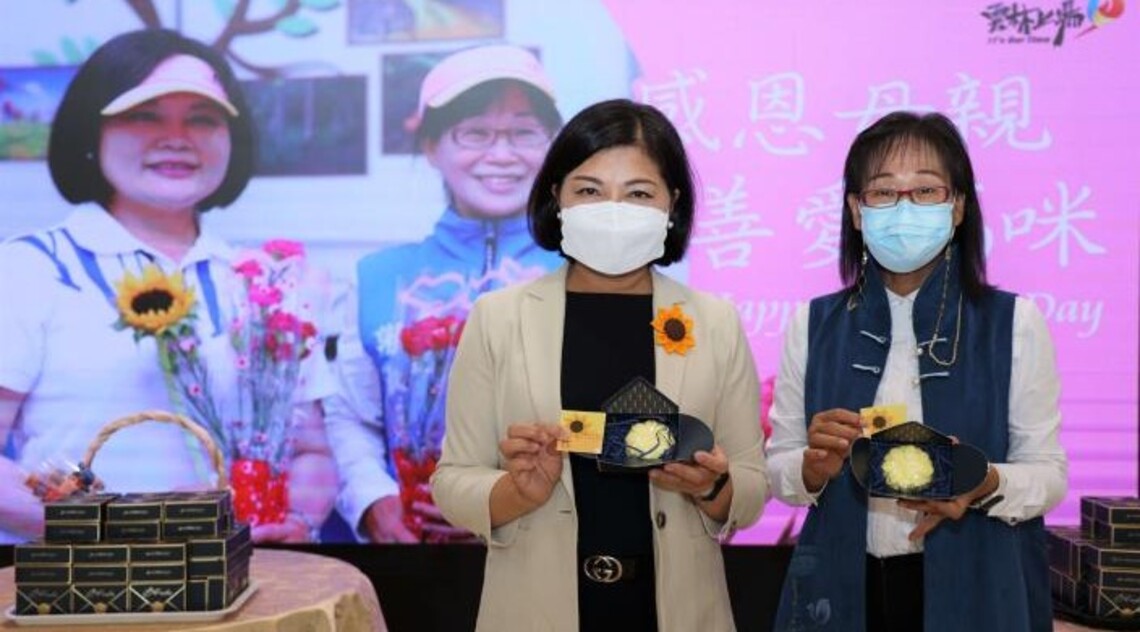母親節前夕 張麗善縣長贈送女性同仁精油皂 「感恩母親 善愛媽咪」表心意
