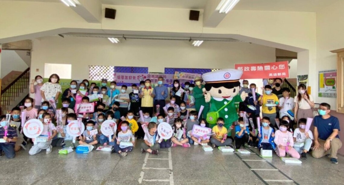 為感恩母親辛勞弘揚孝道 高雄郵局攜手小坪國小辦理「溫馨五月天 母親節感恩傳情活動」