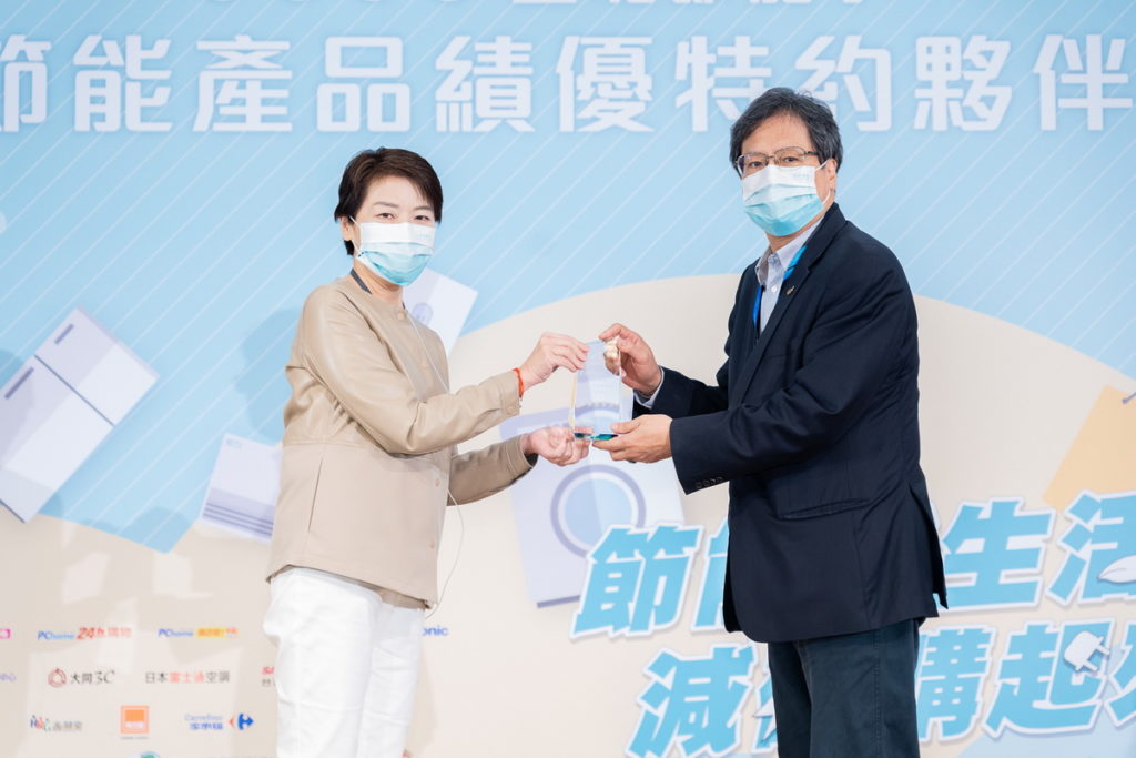 北市黃珊珊市長代表北市府表揚特約商在推廣節能不遺餘力。