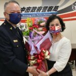 ▲台中市警察局長蔡蒼柏與內政部警政署警察模範母親王靜慧女士 (圖/台中市警察局 提供)