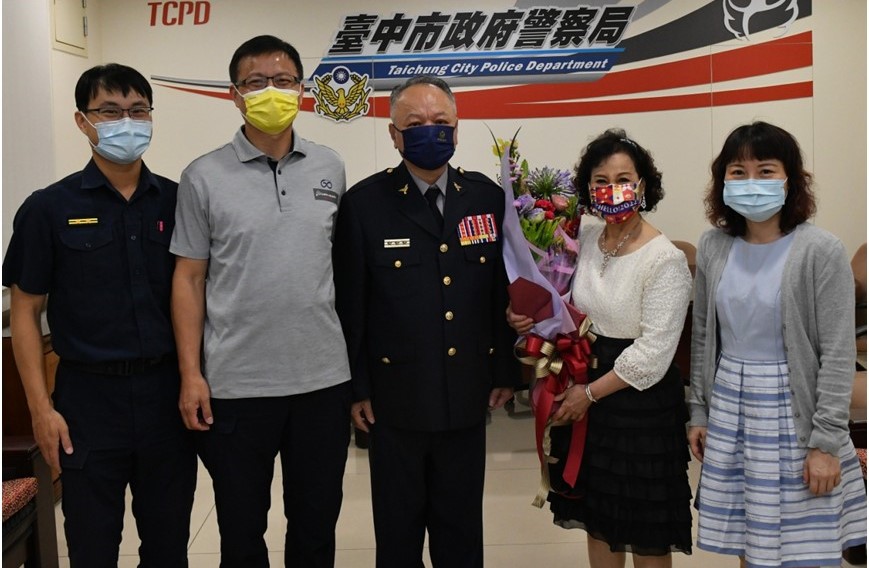 ▲內政部警政署警察模範母親王靜慧女士與子女分享喜悅   (圖/台中市警察局 提供)