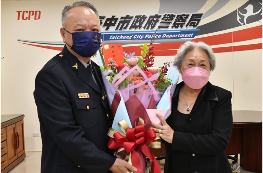 ▲台中市警察局長蔡蒼柏與市警局警察模範母親鍾詹一裕女士  (圖/台中市警察局 提供)